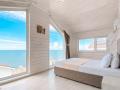 Вилла с видом на море и панорамной спальней